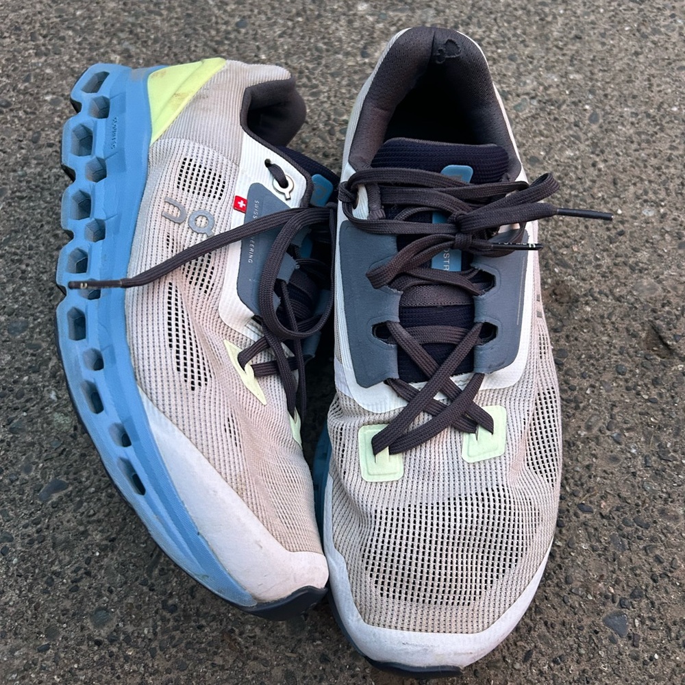 On Running Cloudstratus Sneakers